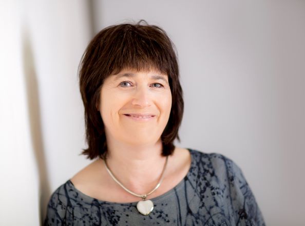 Photograph of Dr Naomi Elton, doctors' career coach and systemic therapist 