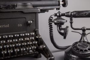 Picture of an old-fashioned typewriter and phone 
